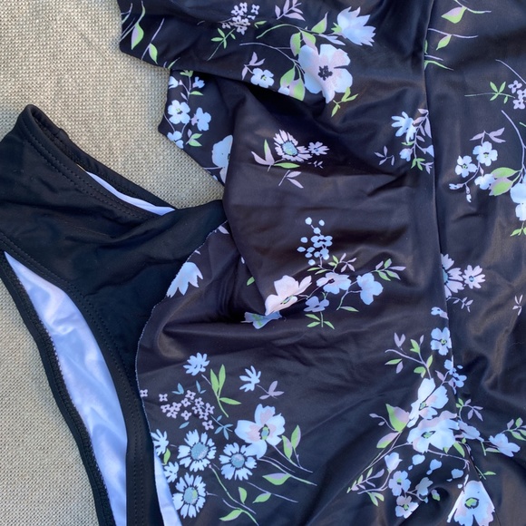 Sweet Floral print Halter Tankini with Peplum Black Bottoms - Picture 15 of 16